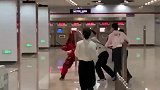 地铁站防暴演习玩真格的，难为“钢铁侠”以一战五