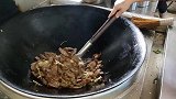这才真正的大厨，饭堂阿姨不到2分钟炒好一大锅菜，锅气十足