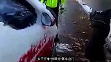 女子开着“独眼龙”豪车出门，被交警拦下来年度搞笑沙雕派对