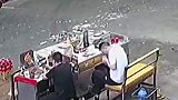 温度太高男子刚拿出打火机，一打火突然燃爆