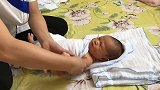 月嫂上门指导宝妈如何给宝宝按摩，细节做得很到位，值得学习