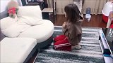 可爱妹子向猫咪发送了一个爱的抱抱,怎么和想象中的不一样