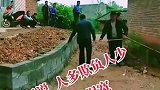 人多欺负人少啊，硬化路面宽度不够
