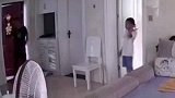 男孩偷看电视 遇老爸回家，熟练操作秒装卧室走出