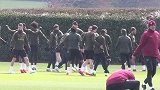 欧联大战前最后一练！狂风咆哮下枪手群星拉腿热身