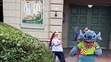 人偶在公园里奔跑，不料路面太滑直接摔倒