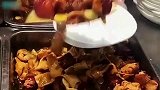 食堂打饭的阿姨手不抖了，直接从盘子里往下扒拉，吃个饭也太难了