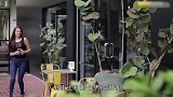 女服务员前来搭讪，男子爱搭不理，重新打扮后态度转变