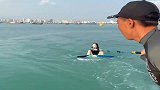 三亚冲浪拍到的一幕，小姐姐说是头一次玩，你们相信吗