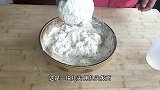 一碗面粉半碗肉馅儿，一擀一卷做水煎花卷，外酥里软，鲜香美味！