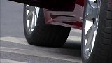 女总裁穿红色恨天高下豪车，气场全开，不料员工一双松糕鞋撞枪口