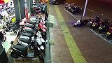 摩托车都看不惯你那样路边亮闪闪嘚瑟样了