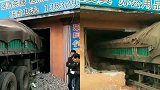 河北一大货车凌晨撞进商店 店主夫妻被埋司机被困