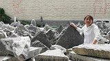 人美景更美，雪浪石在小美的手里变的行如流水美如画。