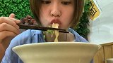 吃一碗饭的女子，吃面必吃蒜，香气扑鼻