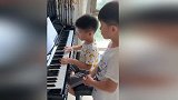 严师上线！安吉教小鱼儿弹钢琴，踩节拍有模有样