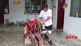 短剧：妈妈干活腿摔伤，没想姐妹俩的做法让人感动的想哭，真孝顺