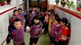 小朋友古灵精怪，牵着自己女同学走出教室，真是太搞笑了