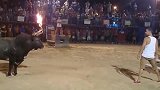 男子作死挑逗斗牛，然后他就自由飞翔了！