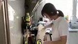 妻子给丈夫做手工馒头，水多了加面面多了加水