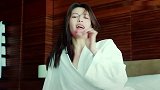 男子和老婆正在亲密，突然后边冒出一条狗
