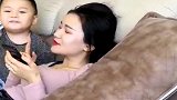 小姨一来就要小外甥亲亲，这令小家伙为难了，一脸嫌弃太逗了！