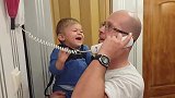 爸爸每次拿起电话假装通话，小宝宝都被逗得哈哈大笑