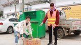 老公前妻寄来一箱梨，老婆嫌不吉利丢给清洁工，很快报应来了