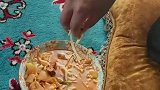 明明有筷子，为何还搞得这么邋遢？