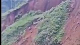 近日，印度发生山体滑坡，百米道路被瞬间吞噬，据悉，目前还没有人员伤亡的报告