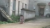 闺女来姥姥家第二天，就成了村里小霸王，颇有妈妈小时候的风范
