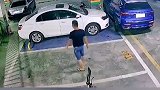 占别人车位被堵，男子竟来这么一手