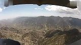 旅游-实拍美军运输机在阿富汗上空投物资