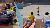 四川一高校学生用脸盆上游泳课：泳池边趴成一排，将脸埋盆中