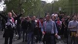阿贾克斯球迷“攻陷”伦敦城 莱斯特广场高唱战歌