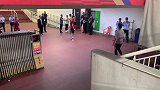大暖男高准翼 赛后球员通道安慰鲁能球员