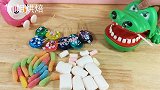 趣味糖果大挑战，泥鳅软糖搭配棒棒糖和棉花糖，鳄鱼会喜欢吃吗