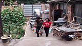 闺女给爸爸去送礼，不料一进家门就被嫌弃，真扎心啊！