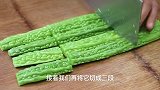苦瓜里倒入雪碧，没想到这么好吃，大饭店都这样做，清脆爽口不苦