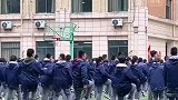 中学课间操三个男孩青春洋溢