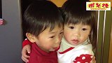 哥哥惹妈妈生气，哭的好伤心，妹妹赶紧跑过去搂住哥哥，安慰哥哥