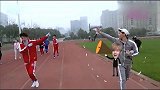 足球少年“突袭”晨跑女团，引众女生欣喜若狂，不料竟是新晋男团