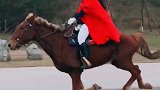 小姐姐身披红色斗篷，骑一匹快马在路上狂奔，难道是赶着去相亲