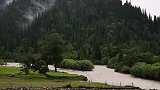 云雾缭绕那拉提润雨绵绵，我一直在路上有没有约伴旅行的！