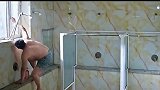 浴室“滑铲”一哥带你走错澡堂！