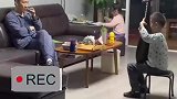 父亲指导孩子弹琵琶，不是单纯的要求，而是耐心辅导和陪伴
