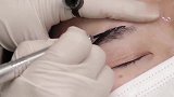 女子嫌眉毛不好看，做了半永久纹眉，五官都精致了很多