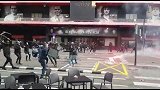 抄家伙上！巴萨瓦伦极端球迷街头乱斗 焰火+椅子全成武器