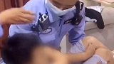 患癌妈妈深夜高烧，前夫表现冷漠不肯来接儿子，警察深夜送温暖。愿岁月善待他们母子俩警察