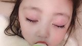 萌娃闭着眼睛喝奶奶呢，好可爱呀